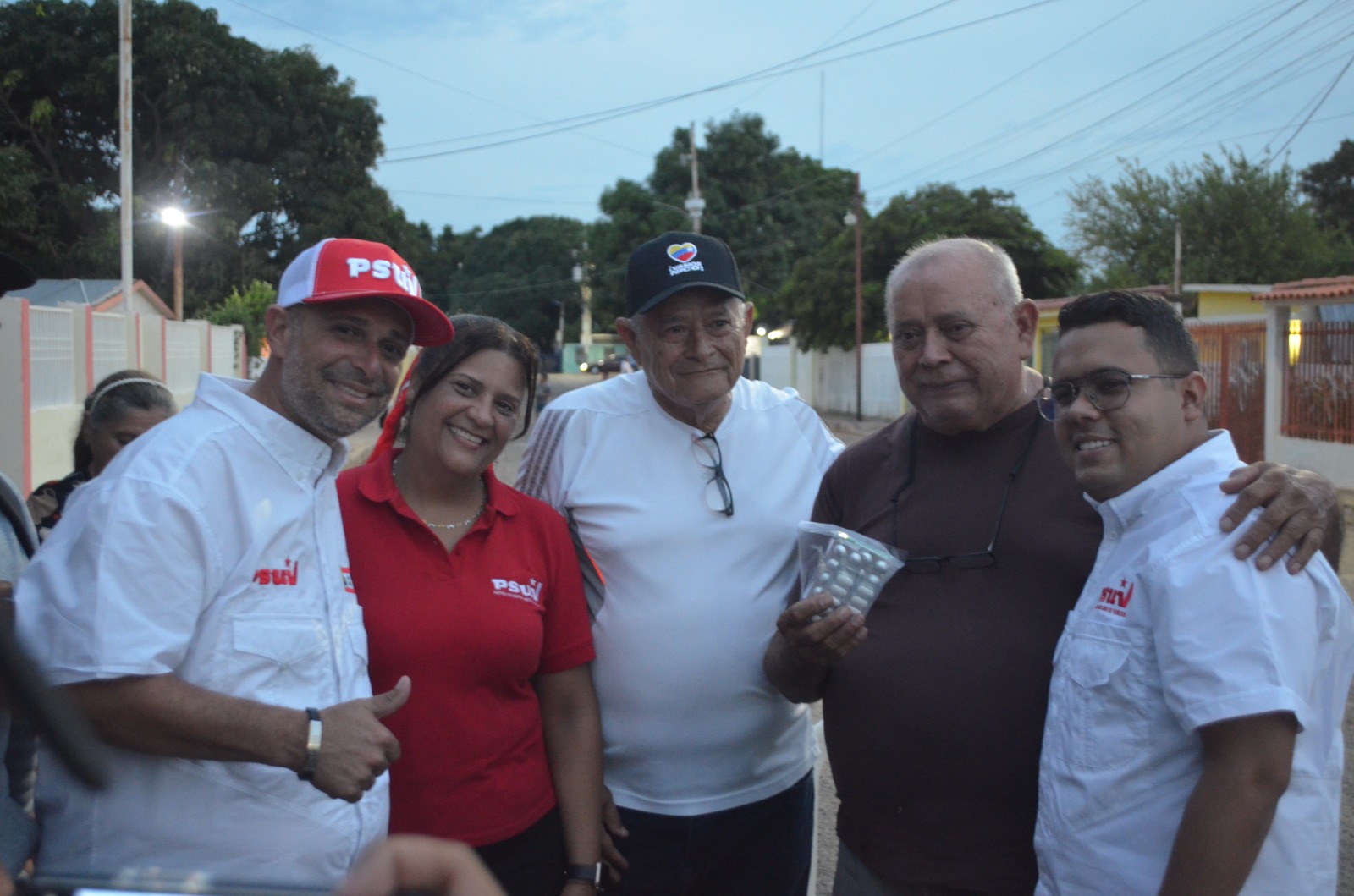 Candidatos del GPPSB realizaron jornada casa a casa en el Barrio Carabobo beneficiando a adultos mayores con entrega de medicamentos