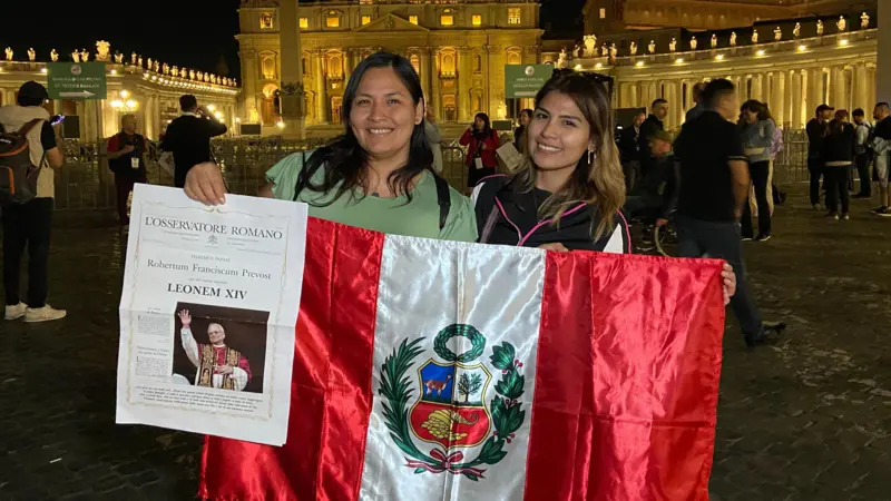 “Para nosotros es como ganar un Mundial”: la efusiva reacción de los peruanos en el Vaticano tras la elección del nuevo papa León XIV