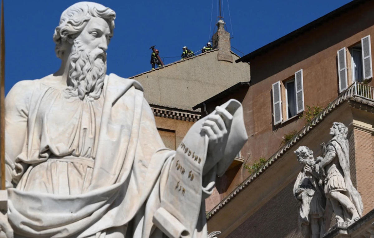 La chimenea ya corona la Capilla Sixtina para el cónclave
