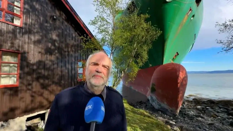 El hombre en Noruega que despertó en la mañana y encontró un enorme buque de carga en su jardín