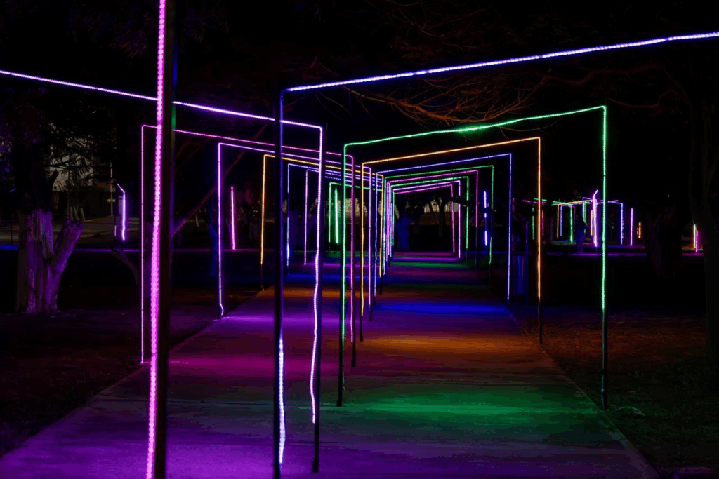 Parque Vereda del Lago estrena una caminería con 100 arcos de luces LED en la entrada sur
