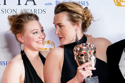 Mia Threapleton, la hija de Kate Winslet, reveló el motivo por el que su madre nunca la dejó ver Titanic completa