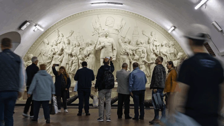 Lo que la nueva estatua de Stalin en Moscú muestra sobre los intentos de Rusia de reescribir la historia tras la invasión de Ucrania