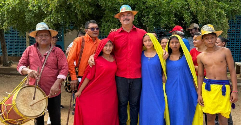 Gobernador electo Luis Caldera participa en elecciones de legisladores indígenas