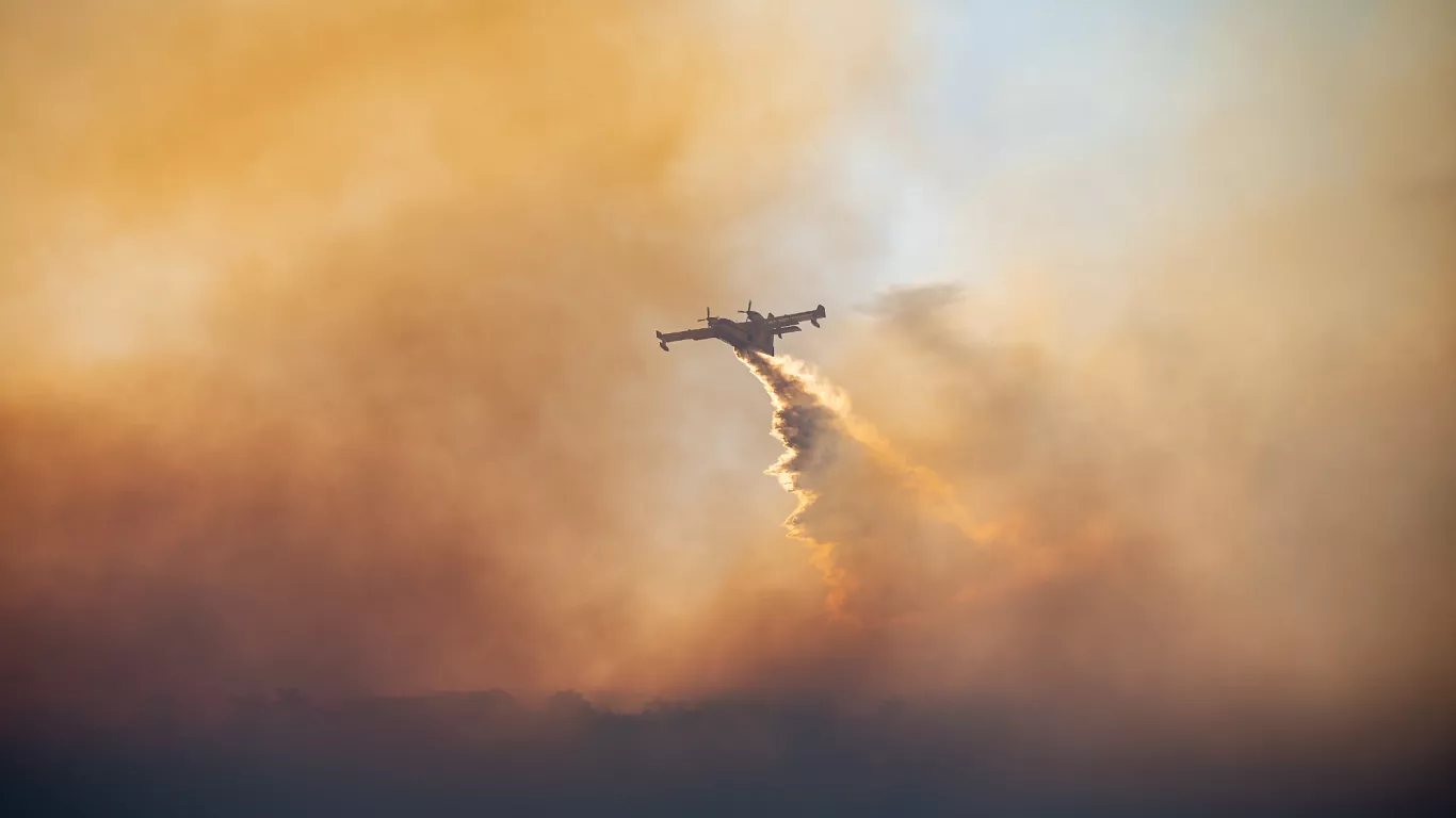 Un incendio incontrolado en Quíos arrasa 65.000 hectáreas y amenaza su patrimonio natural