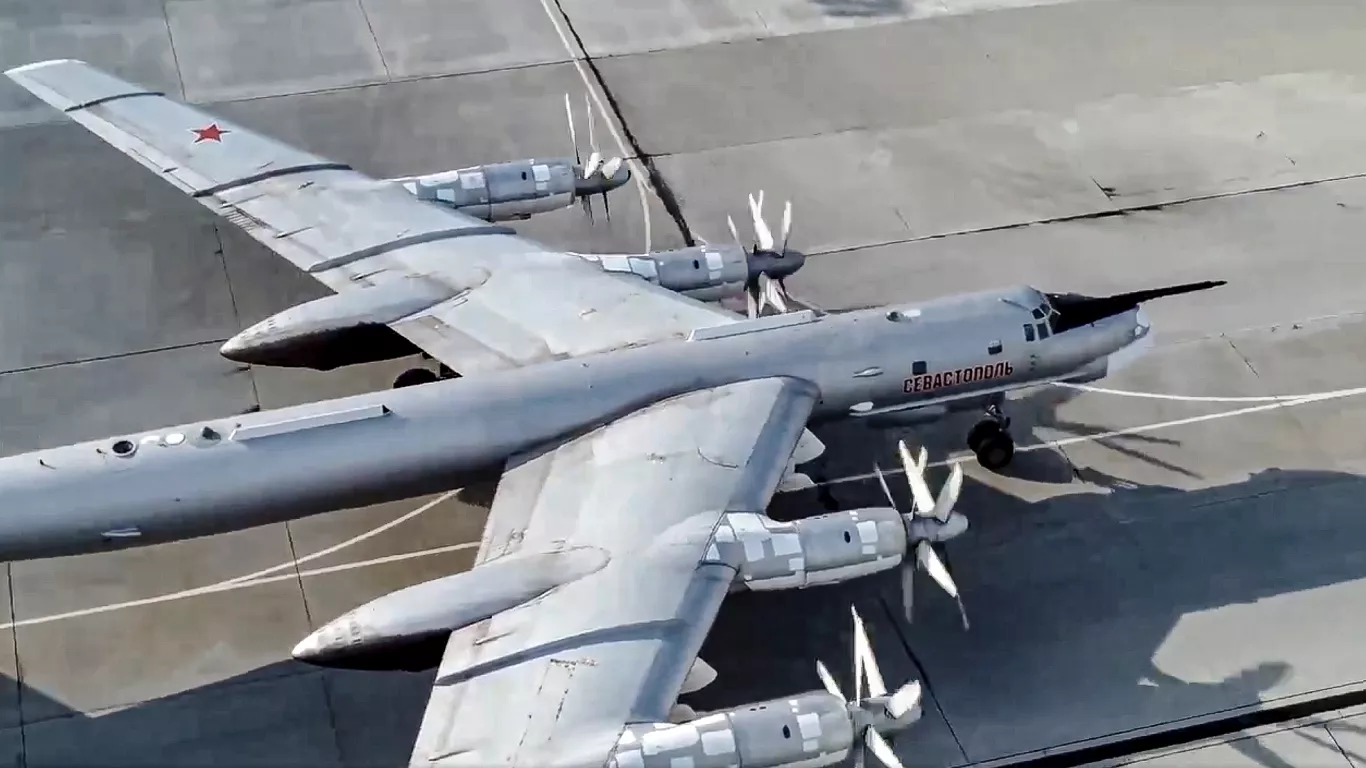 Ucrania alcanza más de 40 bombarderos estratégicos rusos en un ataque masivo con drones, según Kiev