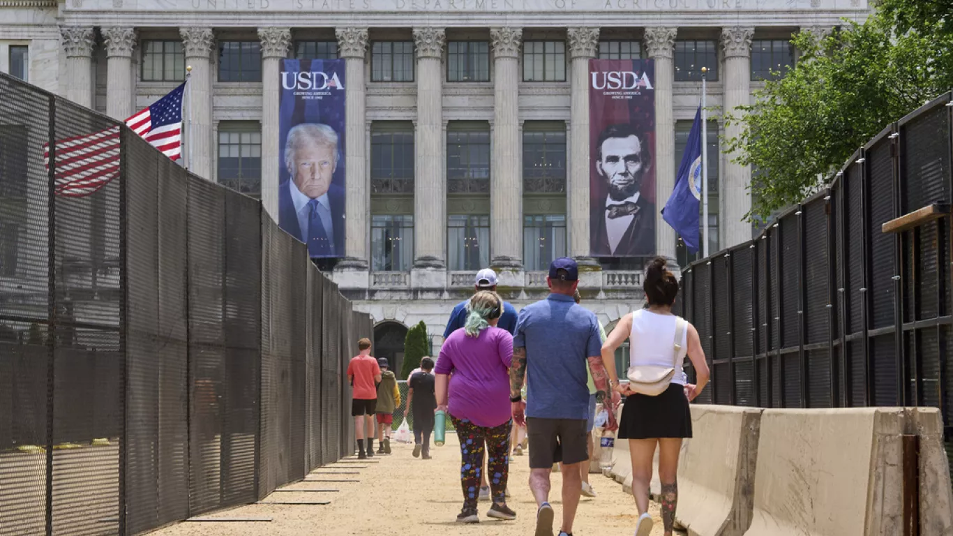 EE. UU. se prepara para protestas durante el desfile militar por el cumpleaños de Trump