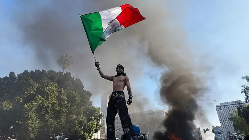 Publicidad  Por qué causa polémica la presencia de la bandera de México en las protestas en Los Ángeles contra las redadas migratorias