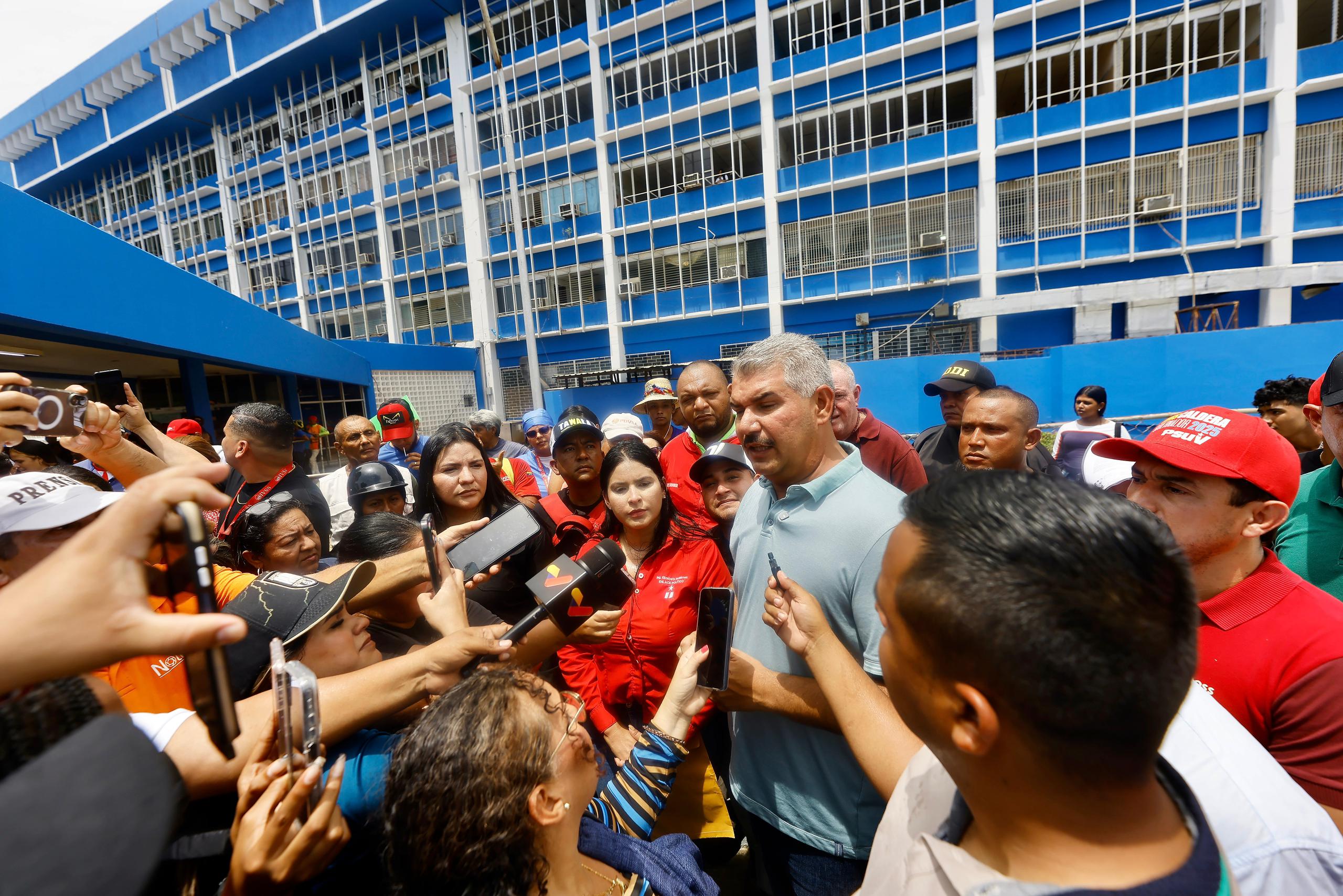 Gobernador electo Luis Caldera inicia recorrido hospitalario en Lagunillas para impulsar el Plan Cayapa de la Salud