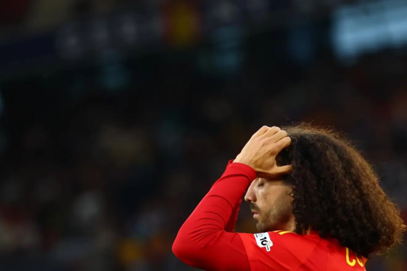 Nuevos pitos para Cucurella