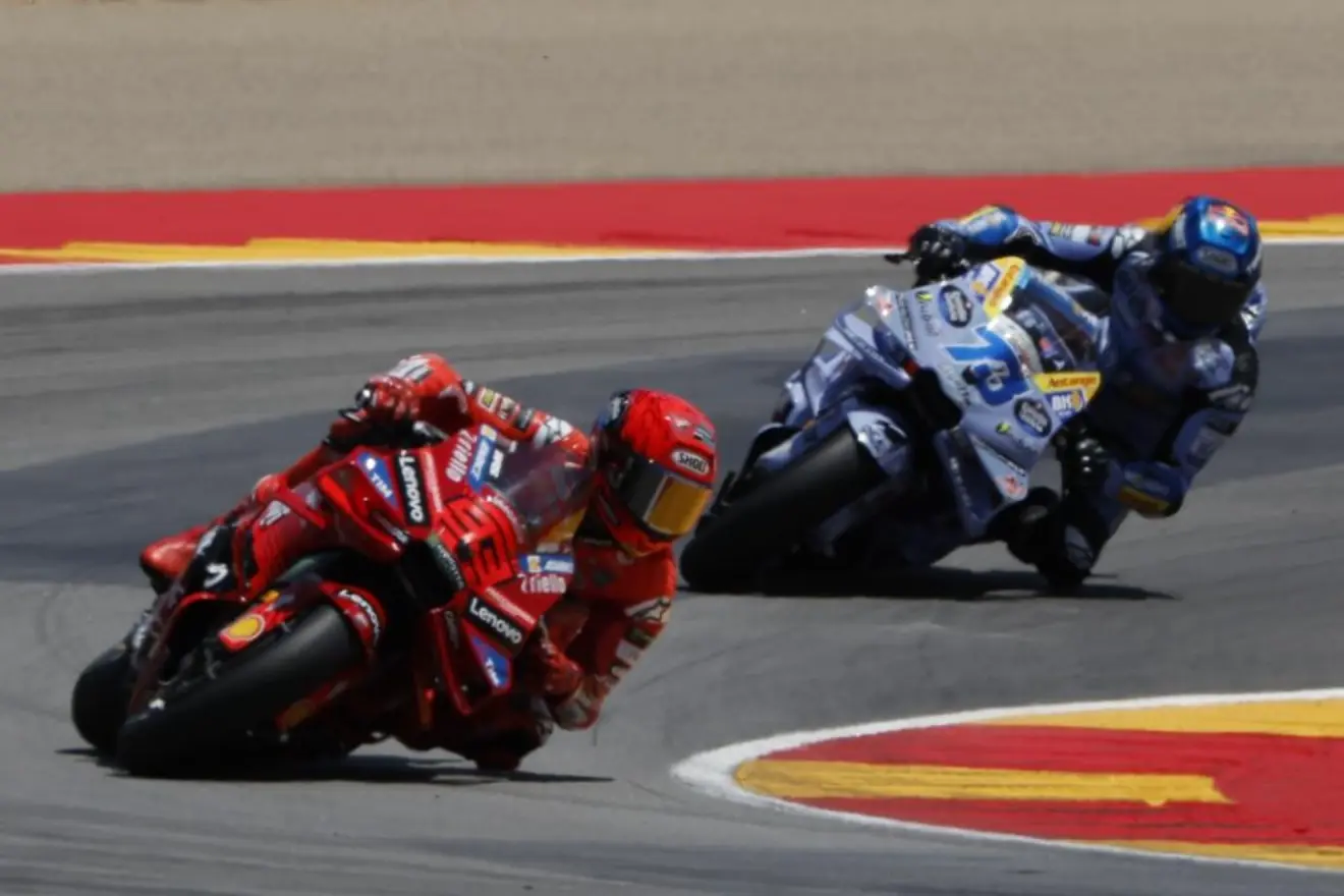 Marc Márquez domina a placer en Aragón