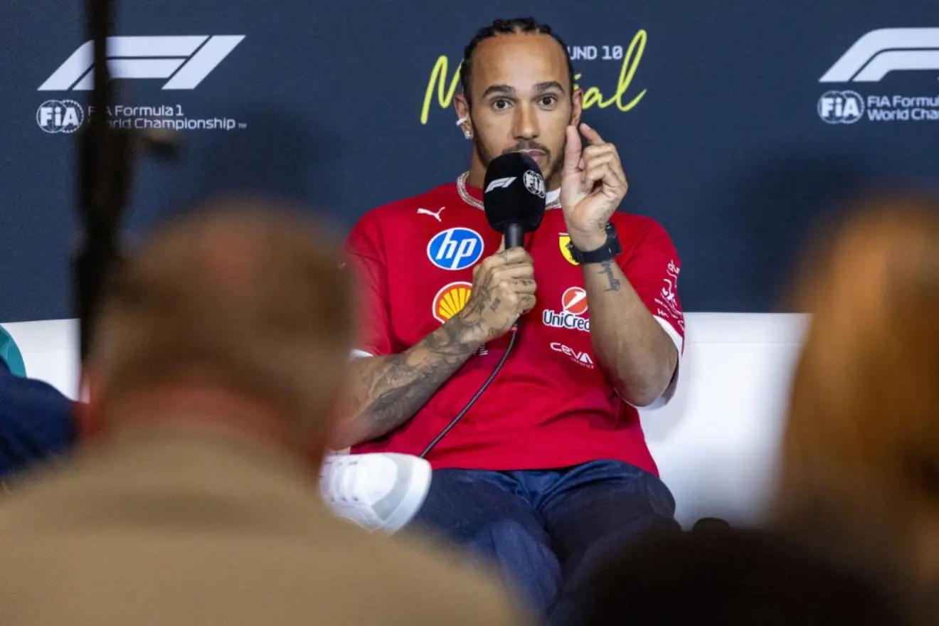 Hamilton se acuerda de Alonso y 2007: “Él llevaba menos combustible”