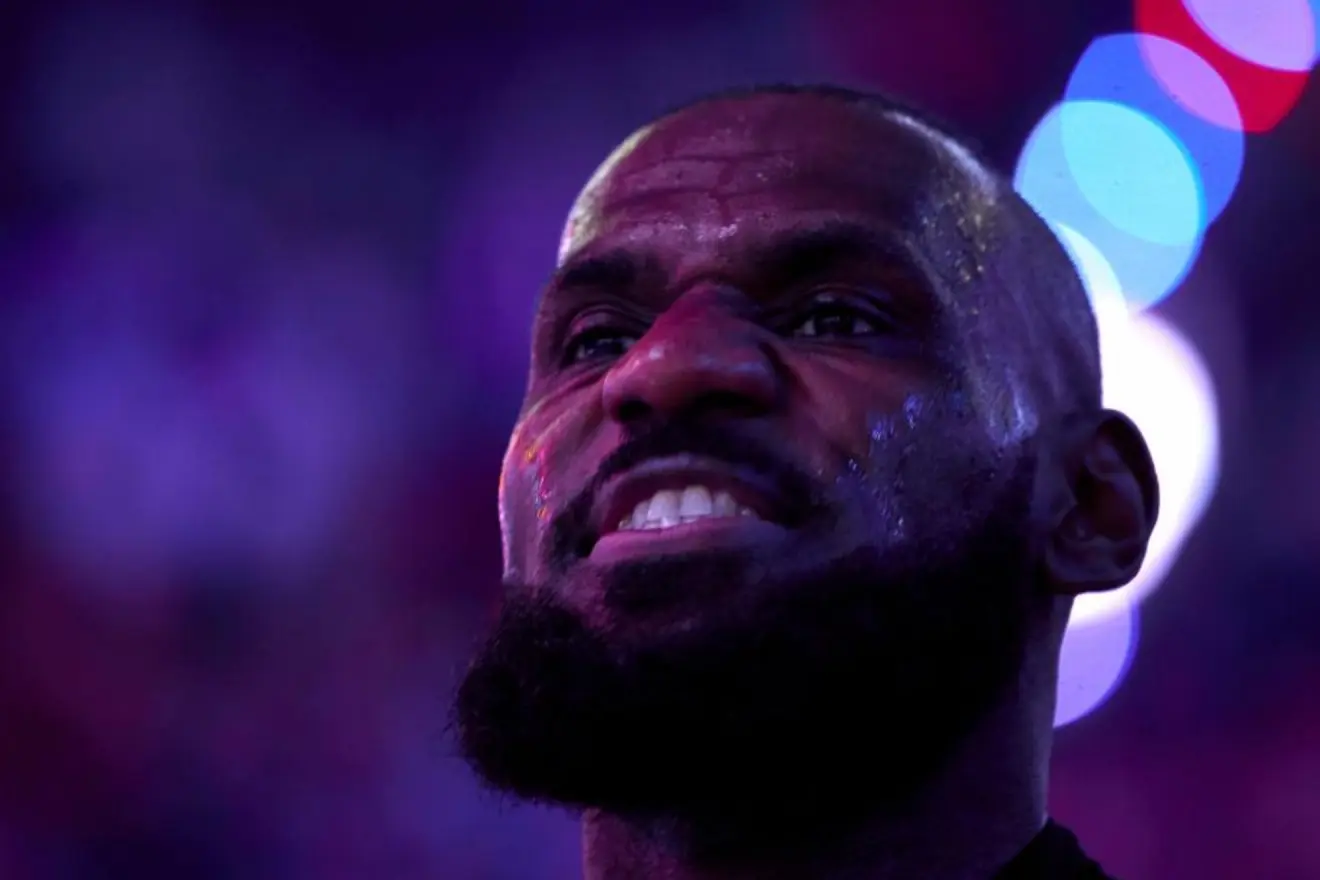 LeBron decide quedarse en los Lakers por 52 millones de dólares