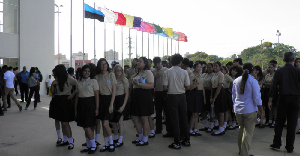 LUZ recibe a futuros universitarios en exitosa Expo Vocacional 2025