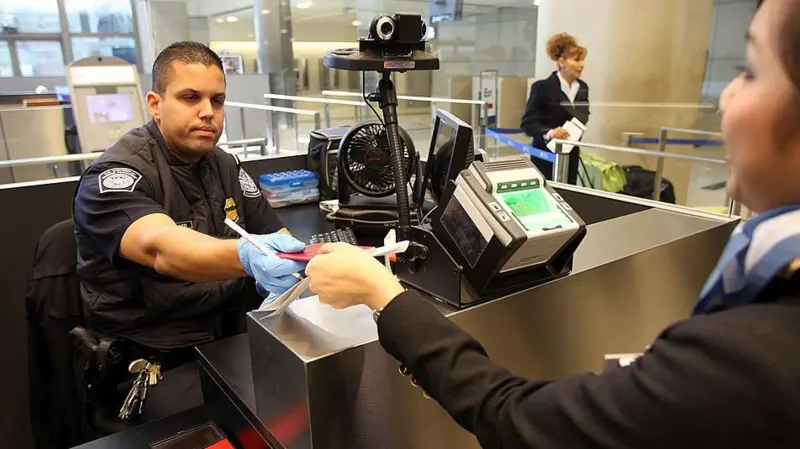 Trump prohíbe o restringe la entrada a EE.UU. de los ciudadanos de 19 países, entre los que están Cuba y Venezuela