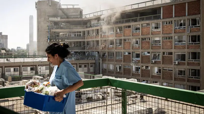 Un misil de Irán impacta un hospital del sur de Israel y el ejército israelí bombardea un reactor nuclear iraní en una intensa noche de ataques