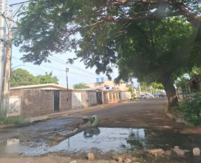 Residentes de La Florida en Maracaibo claman por solución a inundación de aguas negras
