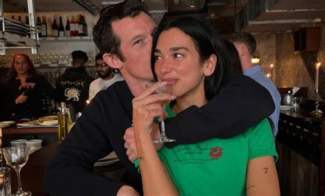 Dua Lipa le dice “sí” al amor: se compromete con Callum Turner