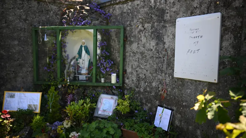 Los cientos de bebés que acabaron enterrados en una fosa común secreta en Irlanda