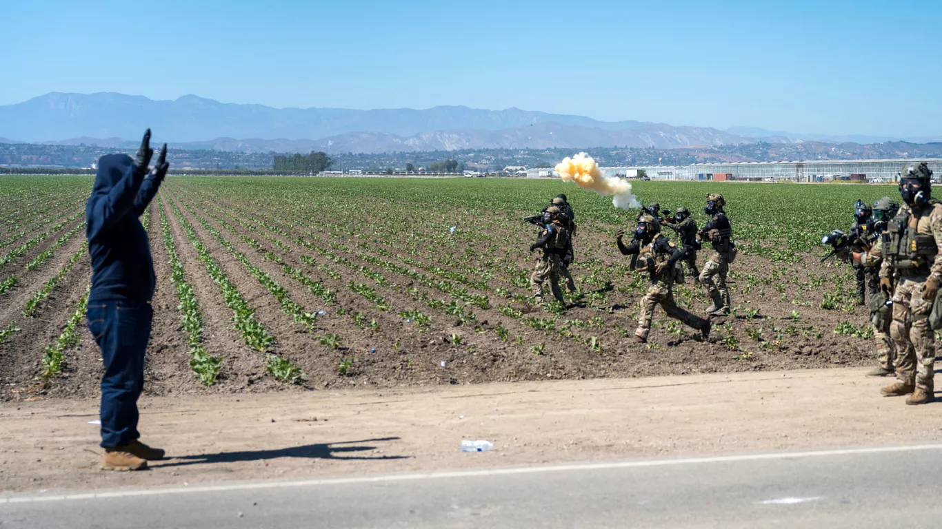 Una juez prohíbe las detenciones y redadas migratorias racializadas en California