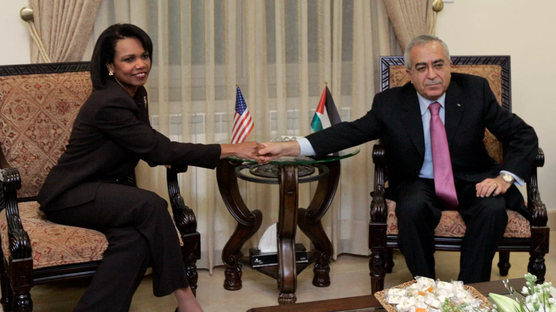 Por qué hay países que median en conflictos ajenos y qué consiguen a cambio