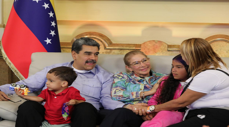 Presidente Maduro recibe en el Palacio de Miraflores a niños venezolanos rescatados