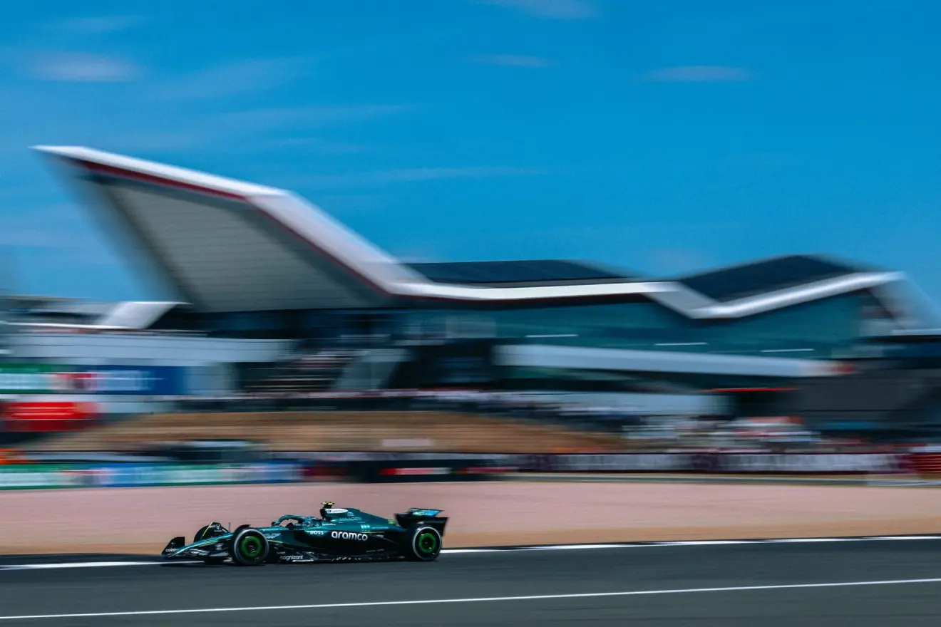 Hamilton saca las garras y Alonso está en la pelea de Silverstone