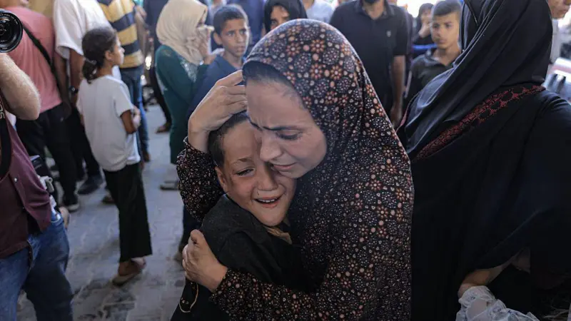 Un contratista de ayuda humanitaria le dice a la BBC que vio a compañeros suyos disparar contra palestinos hambrientos en Gaza