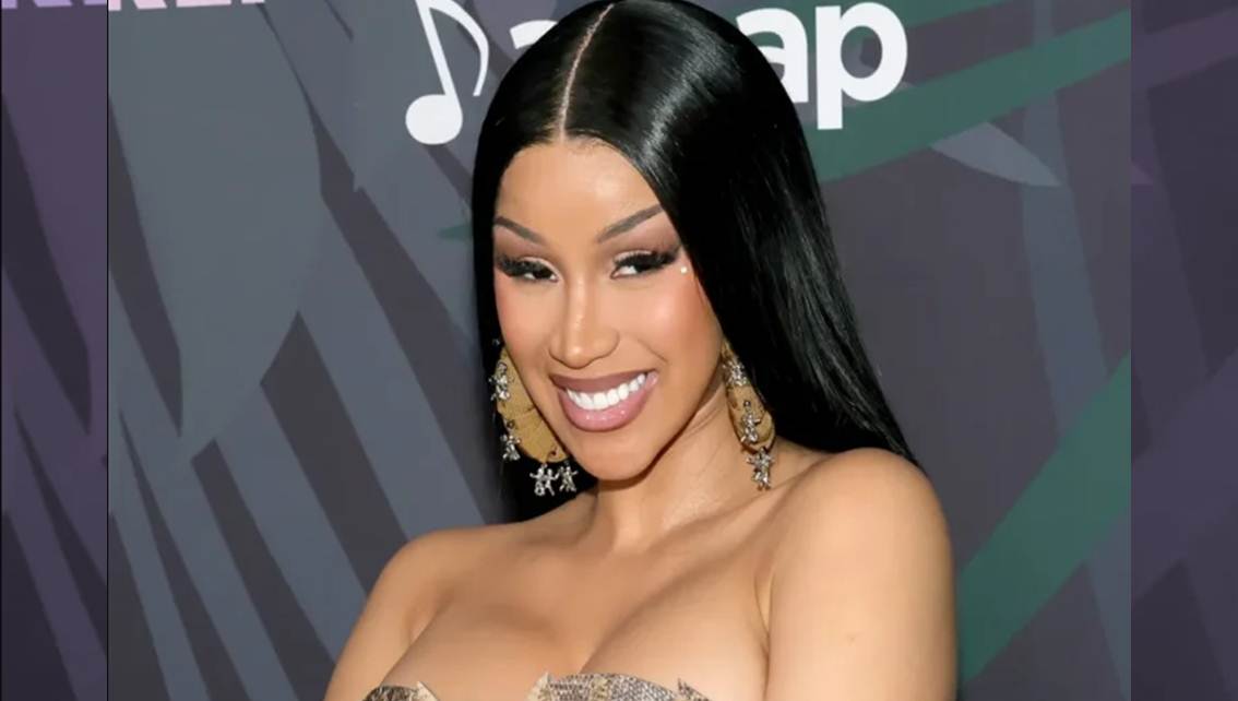 ¡PIERDE LOS ESTRIBOS Y LE SALE DEMANDA! Acusan de agresión, lesión y negligencia a la rapera Cardi B || Vea en video el motivo