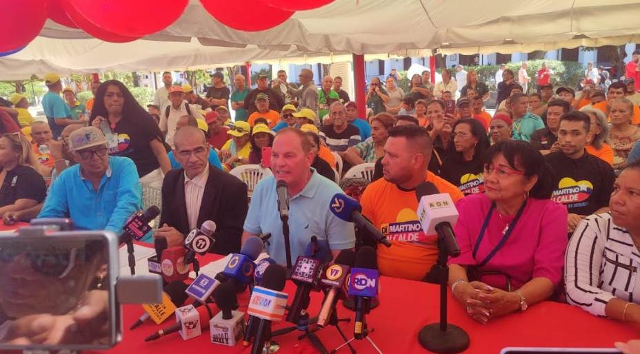 Desde la plaza Bolívar Di Martino recibe rotundo apoyo de la masa laboral de la Alcaldía de Maracaibo