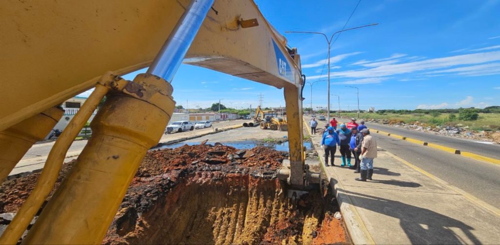 Gobierno Bolivariano reemplaza red de aguas servidas en Circunvalación 3 de Maracaibo