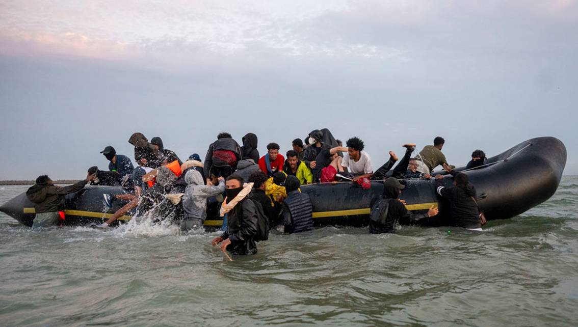 !NO ES ACASO UN DELITO? Policías franceses perforan con un cuchillo bote lleno de migrantes ||