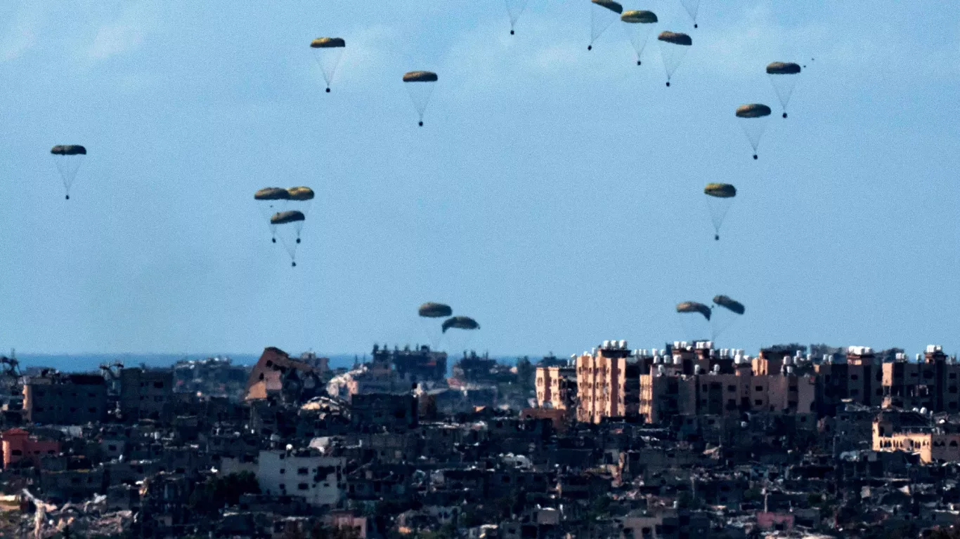 España lanza con éxito 5.500 raciones de comida en Gaza: 12 toneladas para ayudar a 11.000 personas