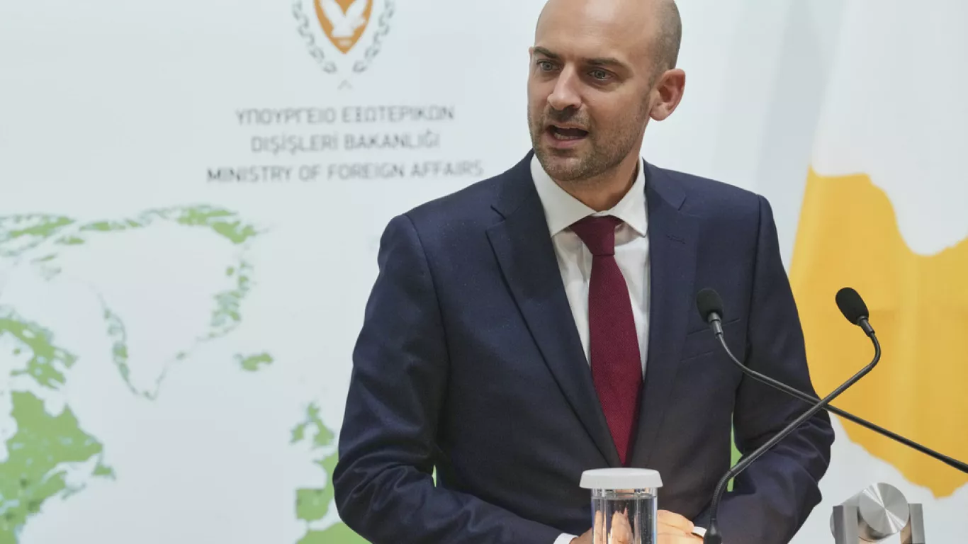 Francia insta a “inundar Gaza de ayuda humanitaria” y lanza comida y suministros desde el aire