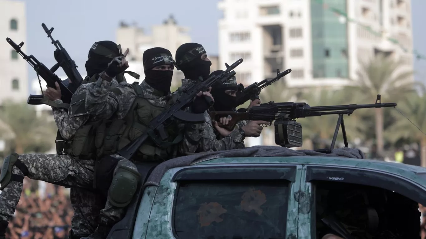 Hamás utiliza reservas secretas de efectivo para pagar los sueldos de sus empleados a pesar del asedio