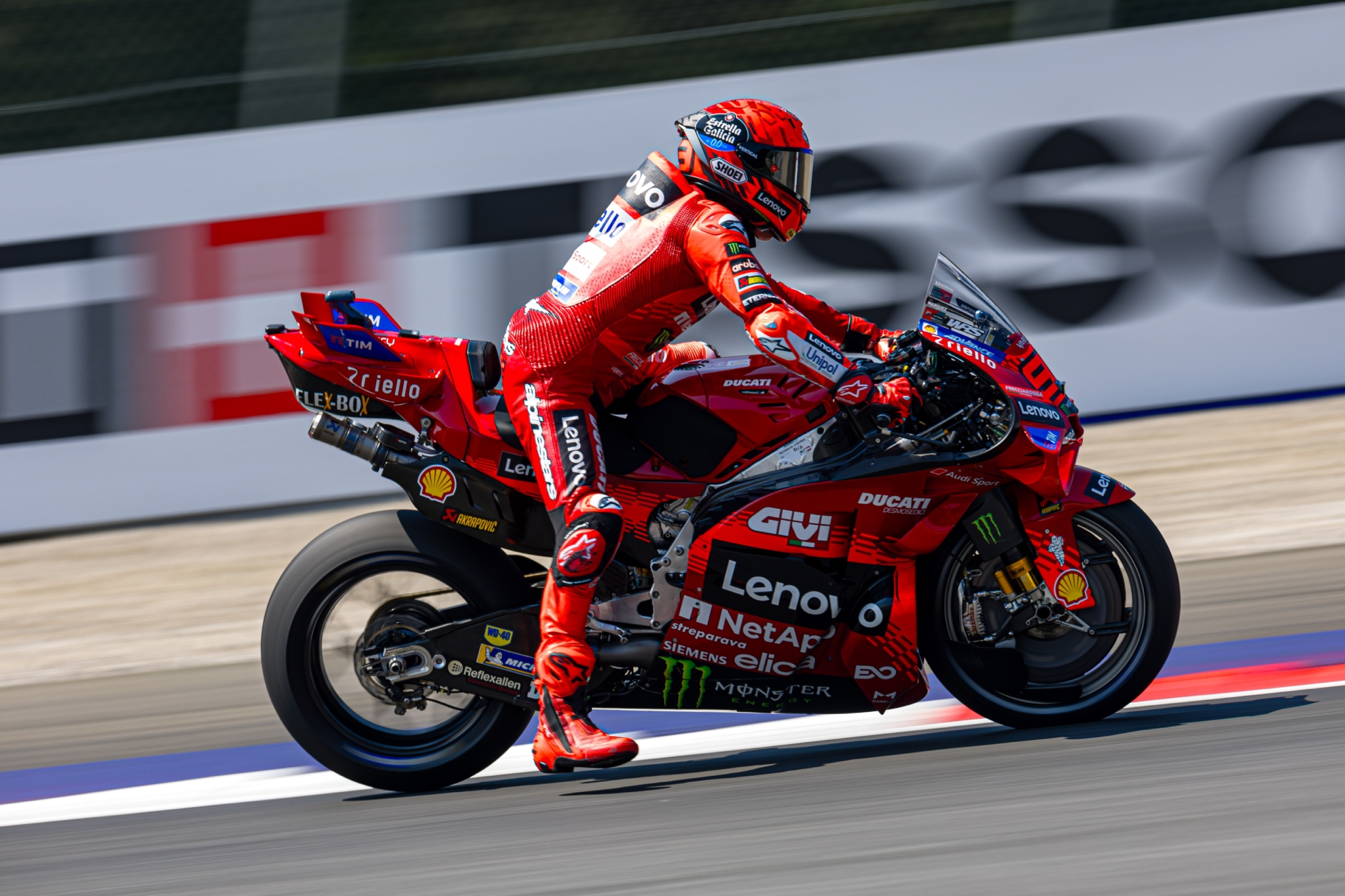 Marc Márquez vuelve a remontar y ganar un Sprint y drama para Bagnaia