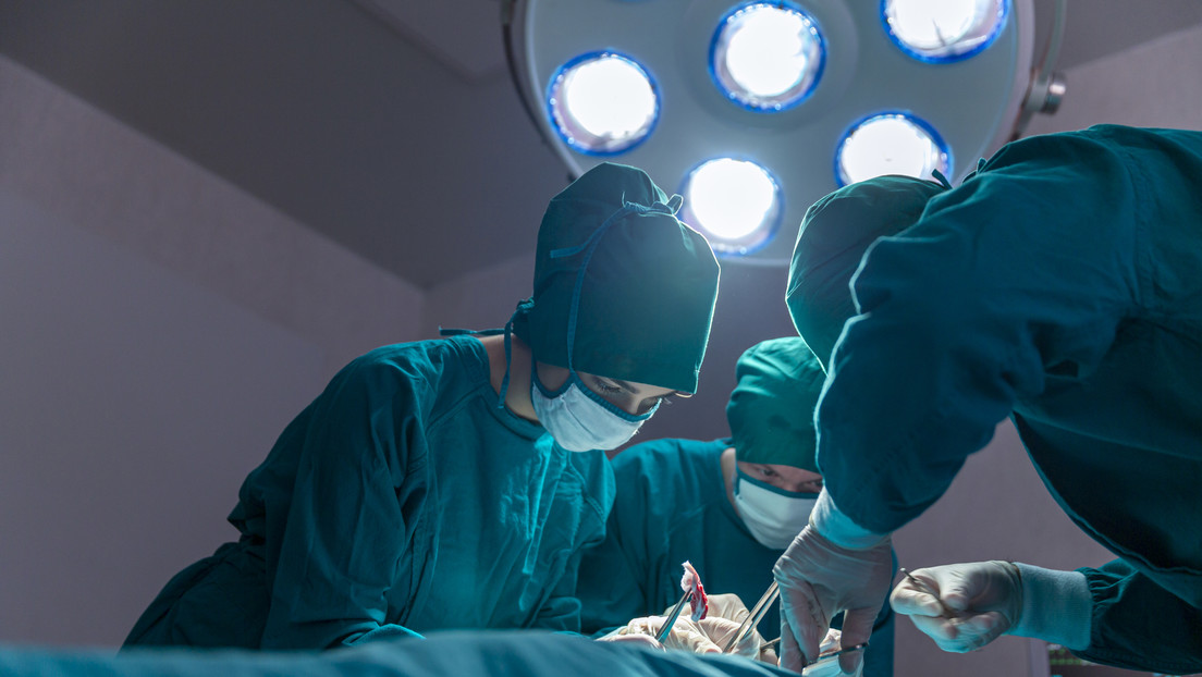 Neurocirujana deja a su hija de 12 años perforar el cráneo de un paciente