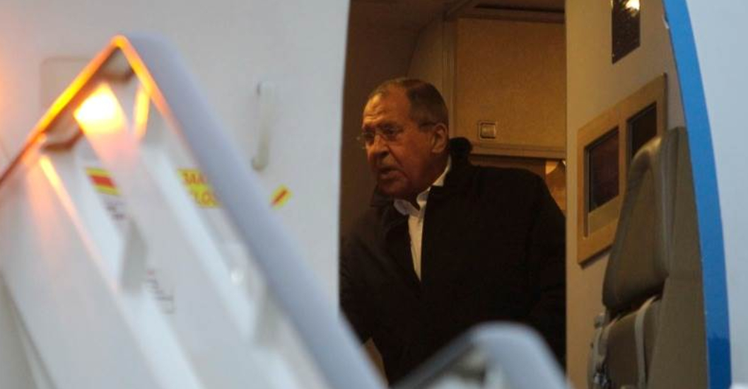 ¡AVANZADA DE ALTO NIVEL! El canciller ruso Lavrov y el embajador Darchiev llegan a Alaska para estar en la cumbre de Putin y Trump