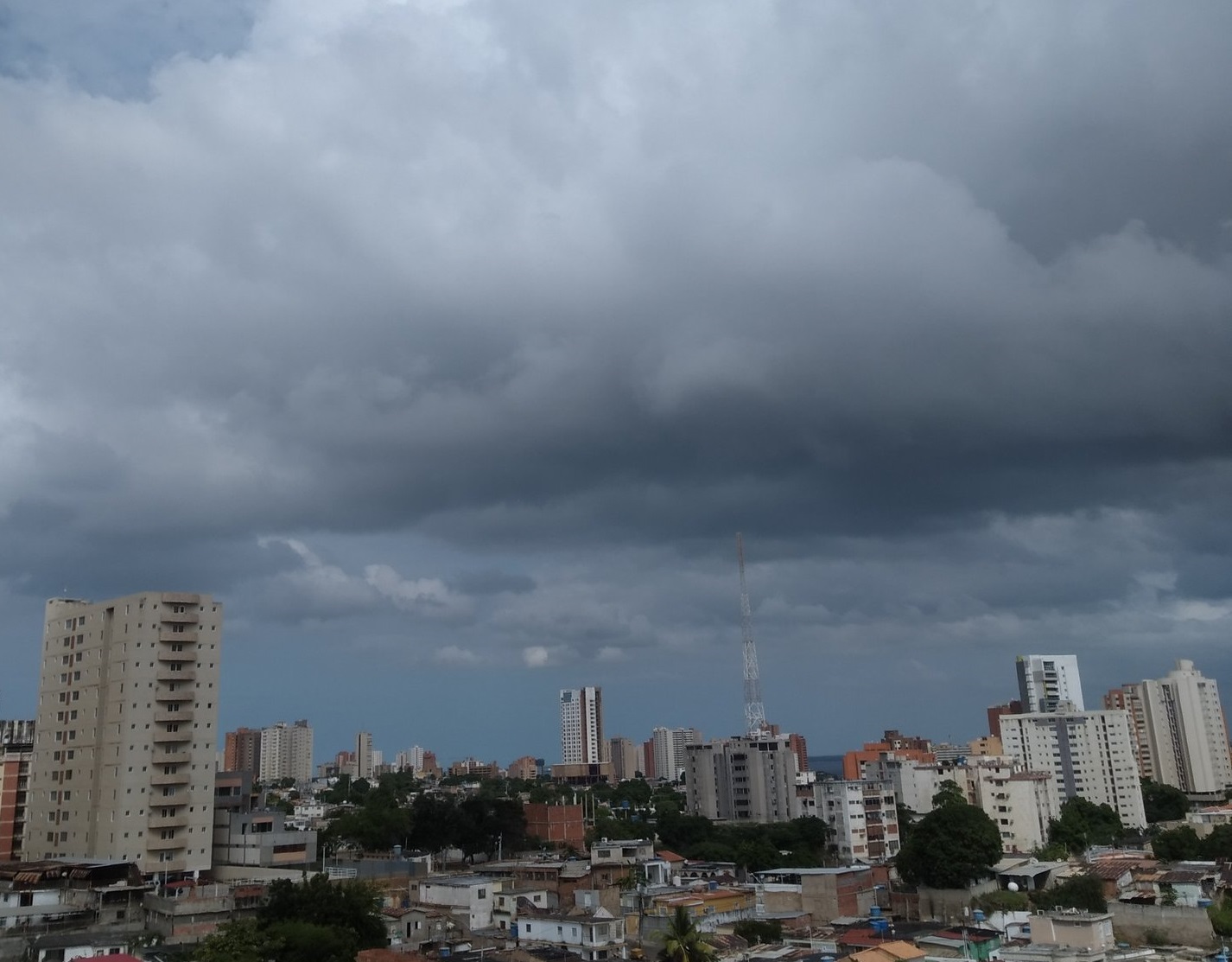Onda tropical N° 26 ingresa a Venezuela: Lluvias intensas previstas en el Lago de Maracaibo y otras regiones