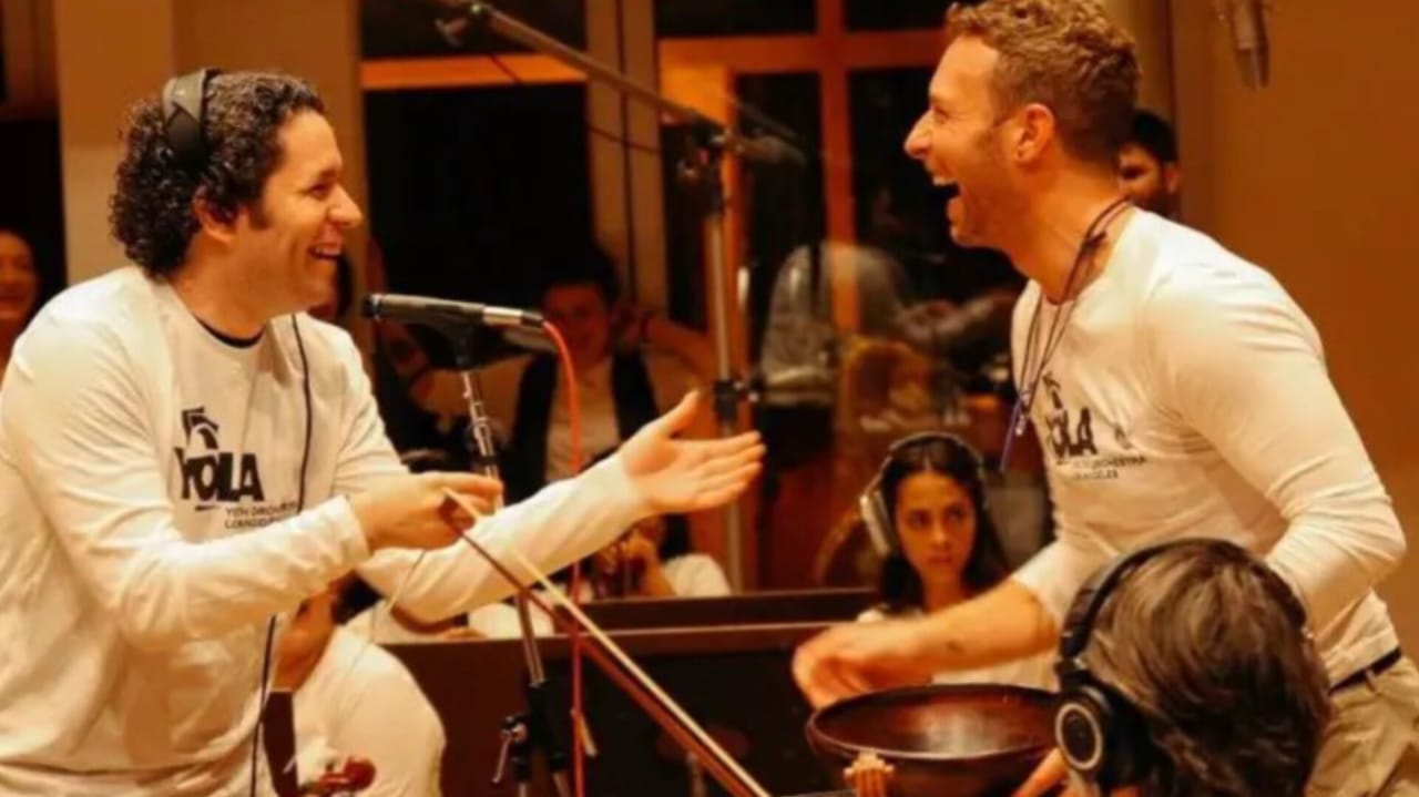 Cómo la amistad -y la admiración mutua- entre Dudamel y Chris Martin llevó al Sistema de Orquestas de Venezuela a tocar con Coldplay