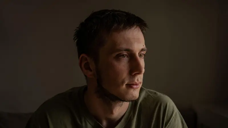 “Siempre estás mirando hacia arriba”: el pánico al sonido de los drones que sufren los soldados de Ucrania tras dejar el frente