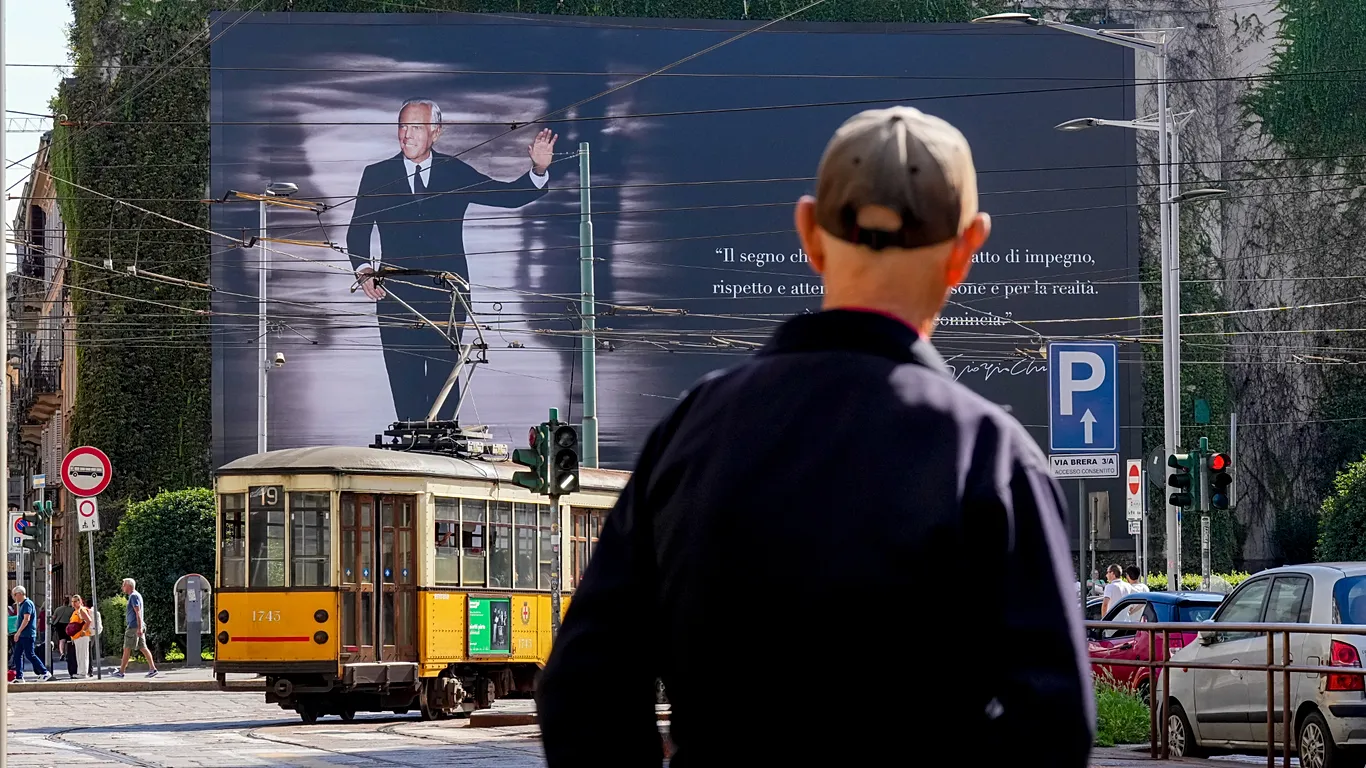 Más de 17.000 personas despidieron a Armani en Milán