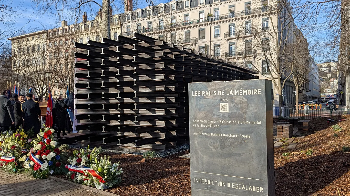 Vandalizan el memorial del Holocausto en Lyon: “Libertad para Gaza”