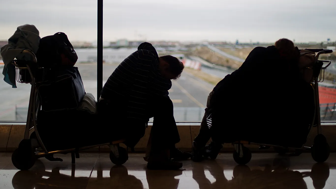 Un paro del personal de seguridad provoca largas colas en Barajas