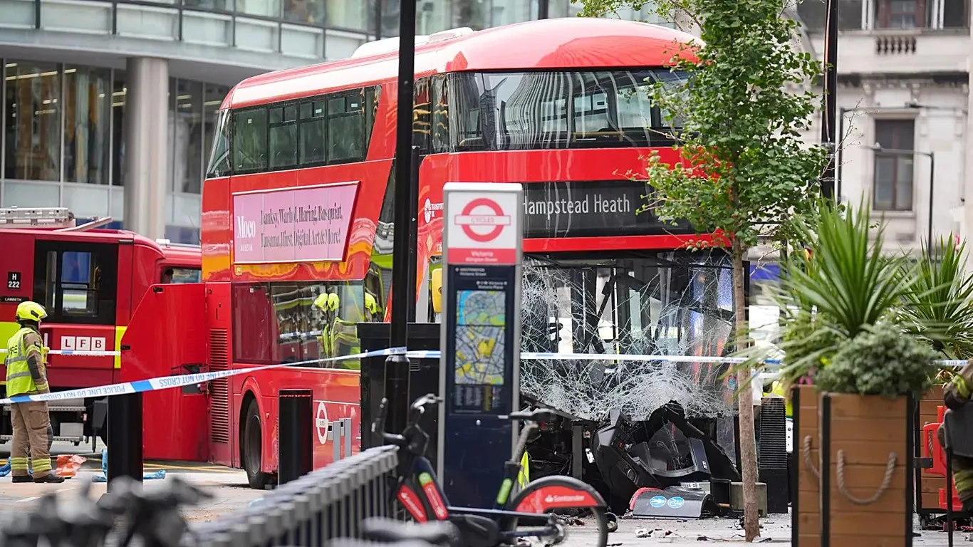 Al menos 15 hospitalizados por un accidente de autobús en Londres