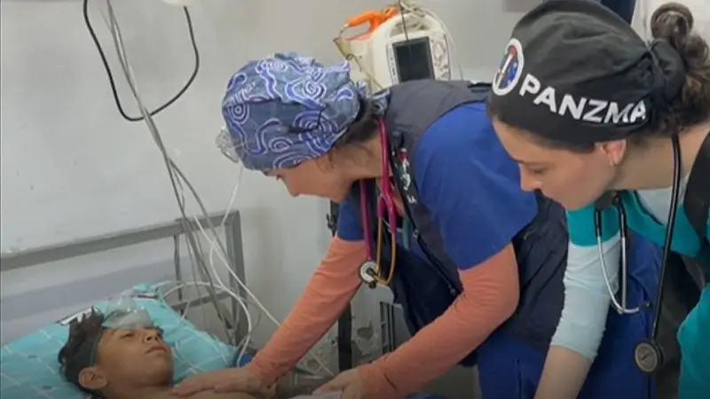 Salvar a un bebé de una madre sin vida: el duro testimonio de dos médicas australianas voluntarias en el mayor hospital de Ciudad de Gaza