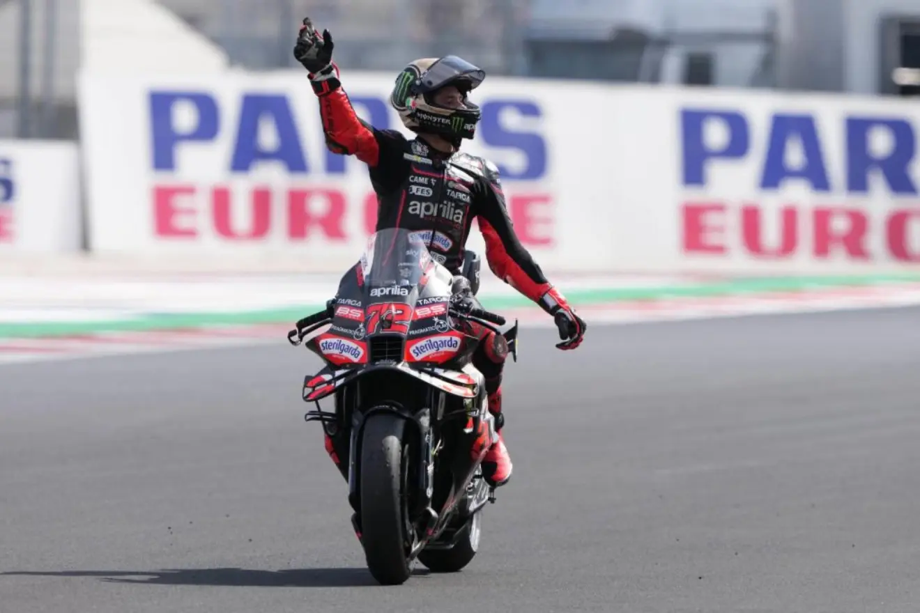 Marc Márquez se cae liderando y Bezzecchi gana en casa