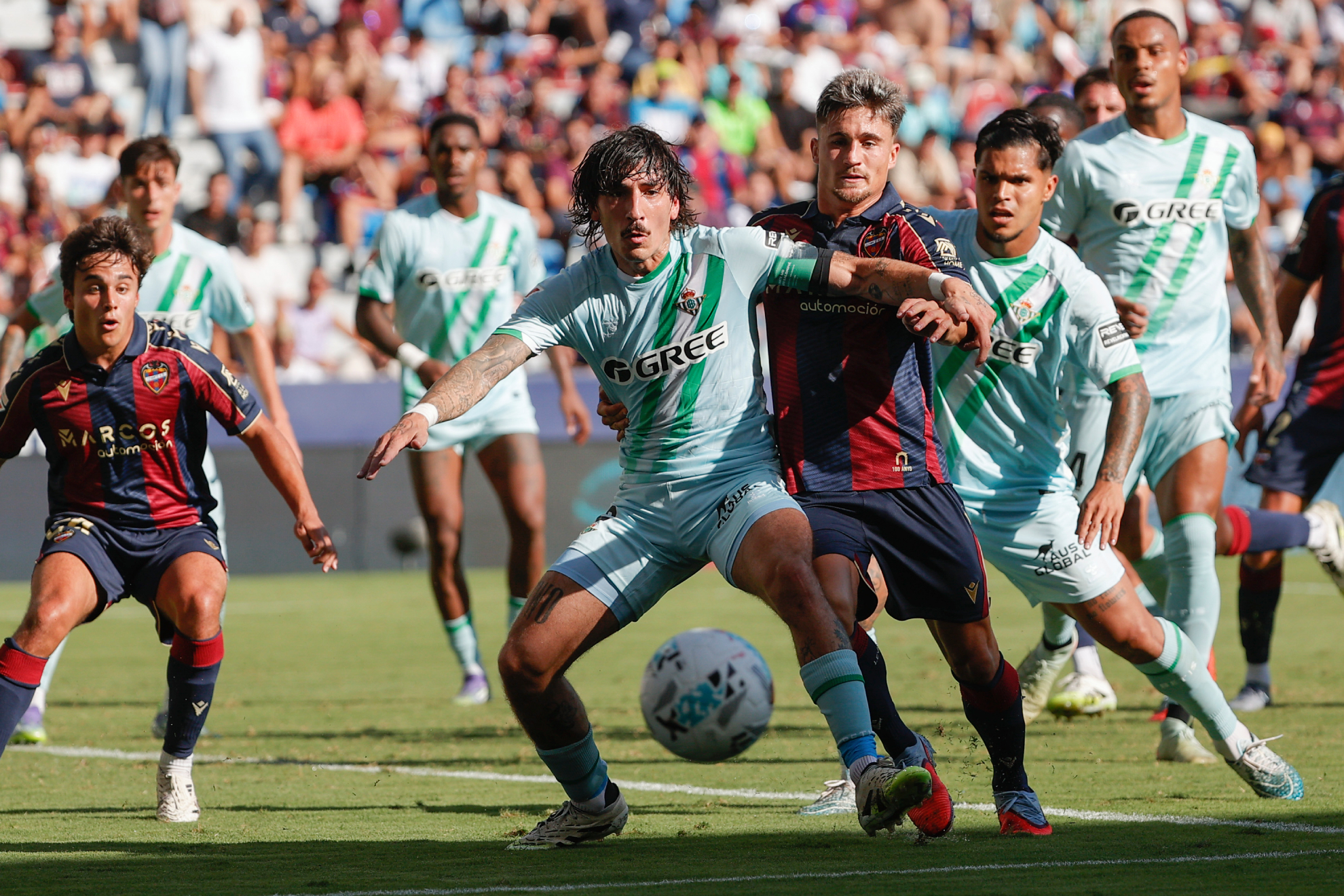 El Levante golpea primero y resiste después para sumar su primer punto