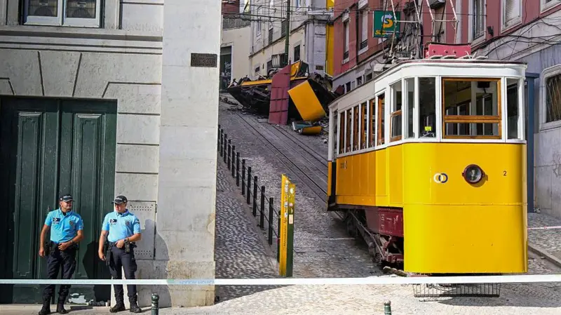 Qué se sabe del accidente del Elevador de Gloria, el histórico funicular de Lisboa, que dejó al menos 17 muertos