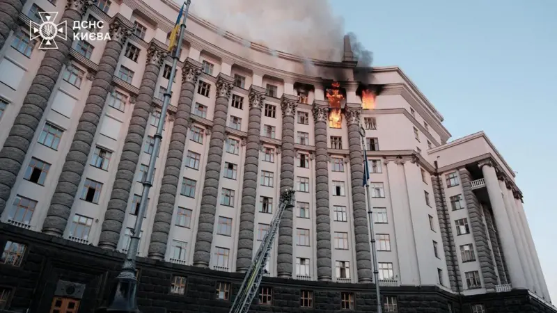 Rusia ataca por primera vez el edificio del Gabinete, la sede del gobierno de Ucrania, durante una nueva ola de bombardeos masivos